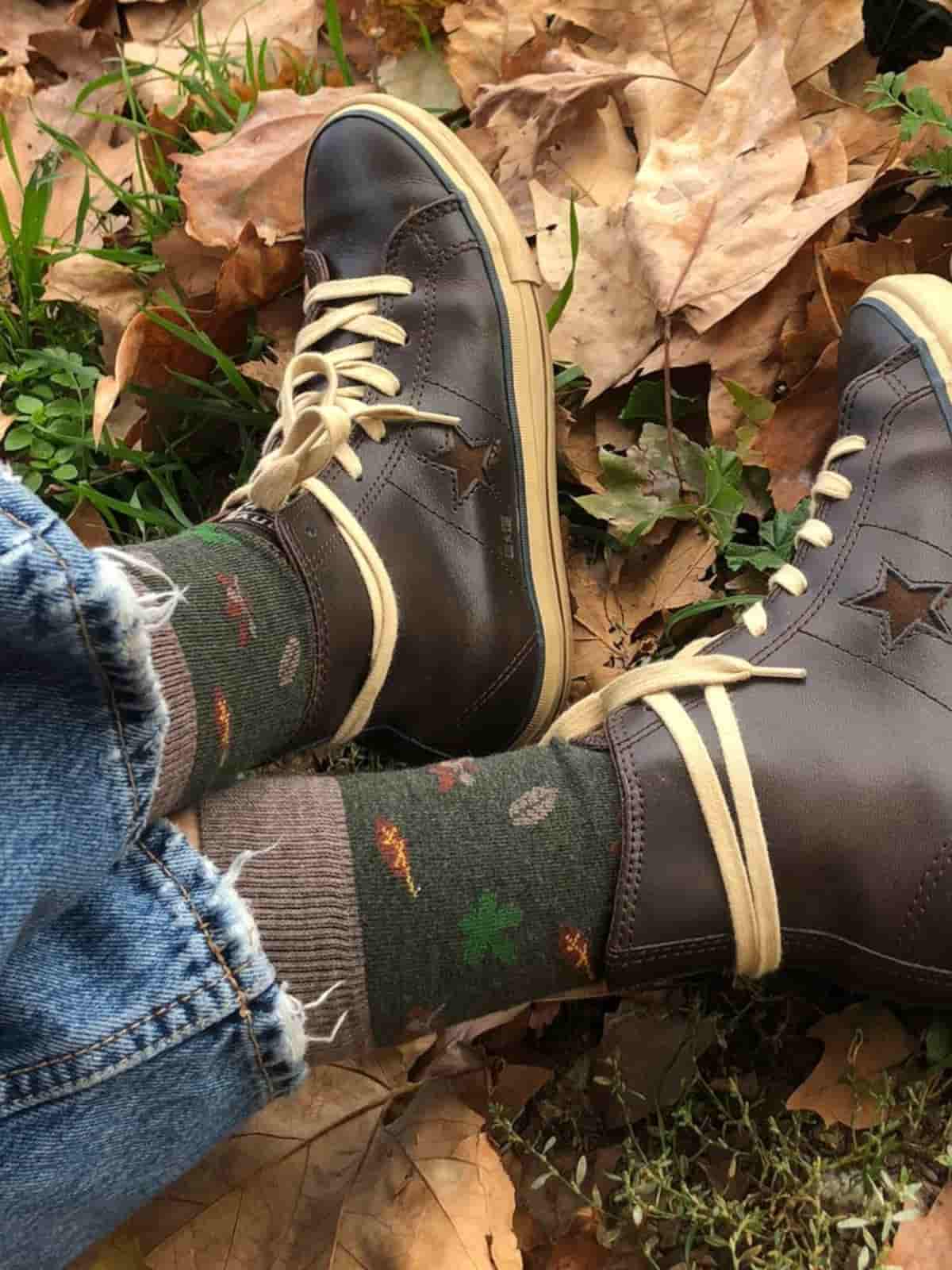 Hojas puestos calcetines solidarios