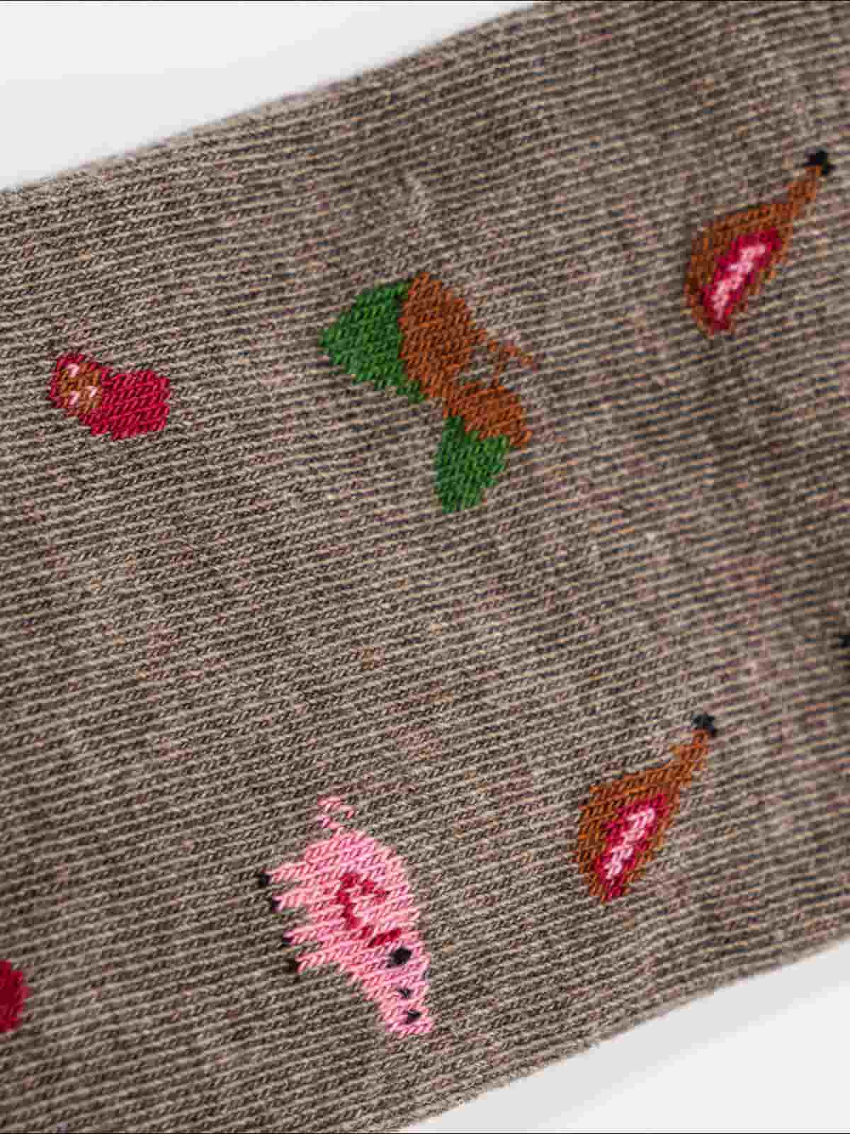 Paseando entre las encinas y alcornoques de las dehesas extremeñas realizamos una selección de productos que producirán en tus pies la mayor diversión posible dibujando cerdos, jamones y chorizos en unos calcetines ibéricos marrones con puntera y talón rosa.