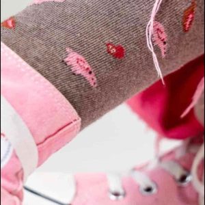 Paseando entre las encinas y alcornoques de las dehesas extremeñas realizamos una selección de productos que producirán en tus pies la mayor diversión posible dibujando cerdos, jamones y chorizos en unos calcetines ibéricos marrones con puntera y talón rosa.