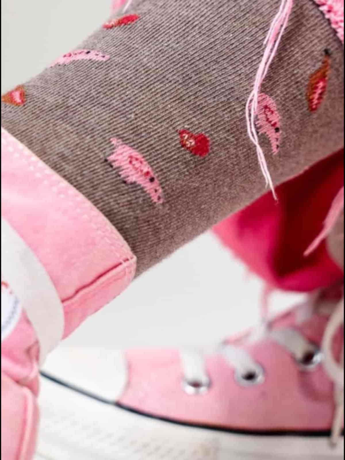 Paseando entre las encinas y alcornoques de las dehesas extremeñas realizamos una selección de productos que producirán en tus pies la mayor diversión posible dibujando cerdos, jamones y chorizos en unos calcetines ibéricos marrones con puntera y talón rosa.