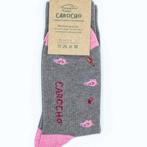 Paseando entre las encinas y alcornoques de las dehesas extremeñas realizamos una selección de productos que producirán en tus pies la mayor diversión posible dibujando cerdos, jamones y chorizos en unos calcetines ibéricos marrones con puntera y talón rosa.