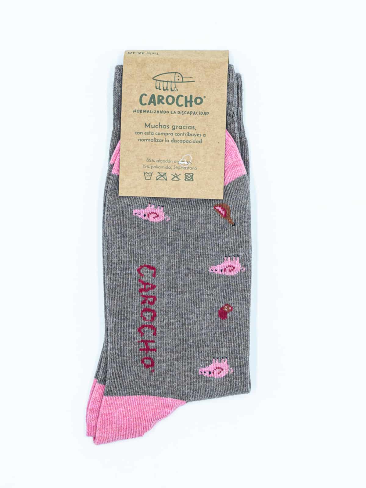 Paseando entre las encinas y alcornoques de las dehesas extremeñas realizamos una selección de productos que producirán en tus pies la mayor diversión posible dibujando cerdos, jamones y chorizos en unos calcetines ibéricos marrones con puntera y talón rosa.