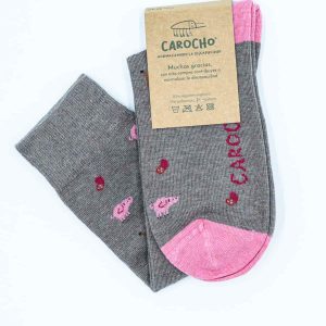 Paseando entre las encinas y alcornoques de las dehesas extremeñas realizamos una selección de productos que producirán en tus pies la mayor diversión posible dibujando cerdos, jamones y chorizos en unos calcetines ibéricos marrones con puntera y talón rosa.