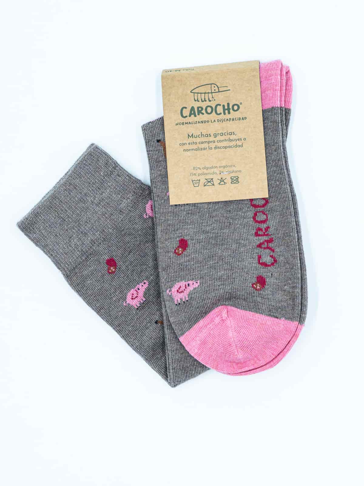 Paseando entre las encinas y alcornoques de las dehesas extremeñas realizamos una selección de productos que producirán en tus pies la mayor diversión posible dibujando cerdos, jamones y chorizos en unos calcetines ibéricos marrones con puntera y talón rosa.