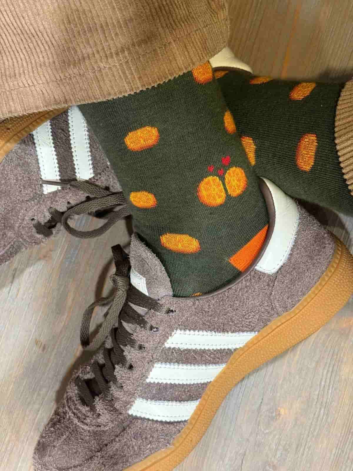 Naranjas puestos calcetines solidarios